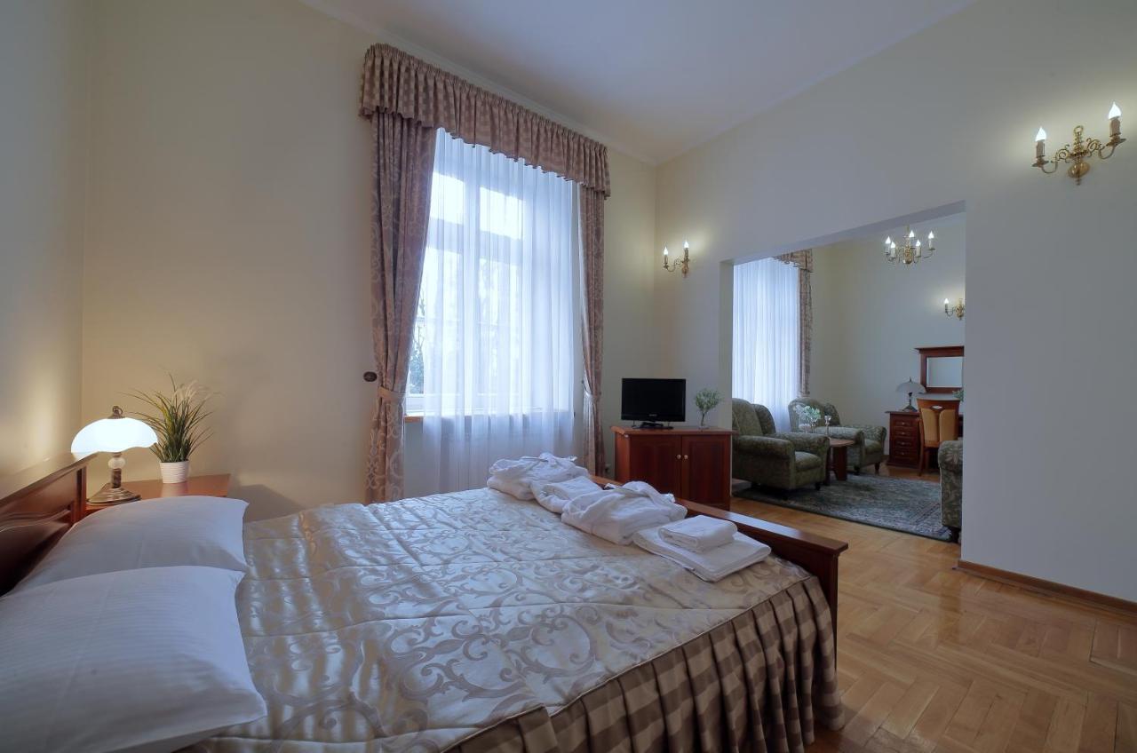 Palac Pod Kampinosem - Blisko Warszawy Leszno  Exteriér fotografie