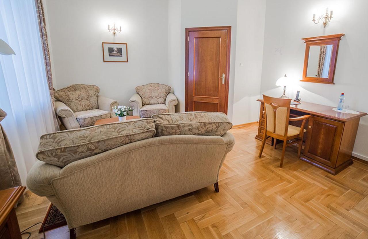 Palac Pod Kampinosem - Blisko Warszawy Leszno  Exteriér fotografie