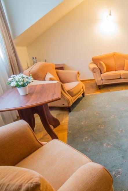 Palac Pod Kampinosem - Blisko Warszawy Leszno  Exteriér fotografie