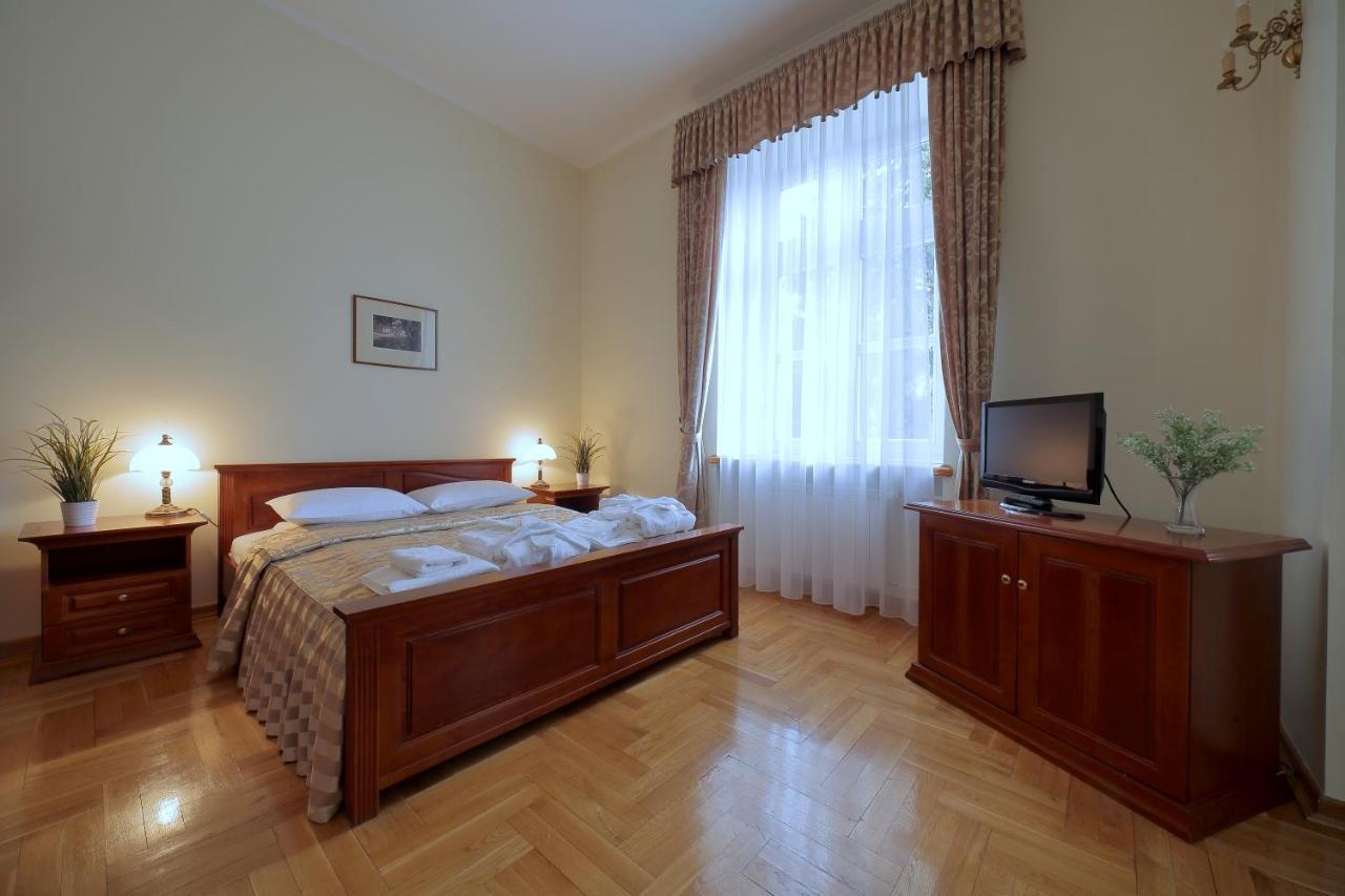 Palac Pod Kampinosem - Blisko Warszawy Leszno  Exteriér fotografie