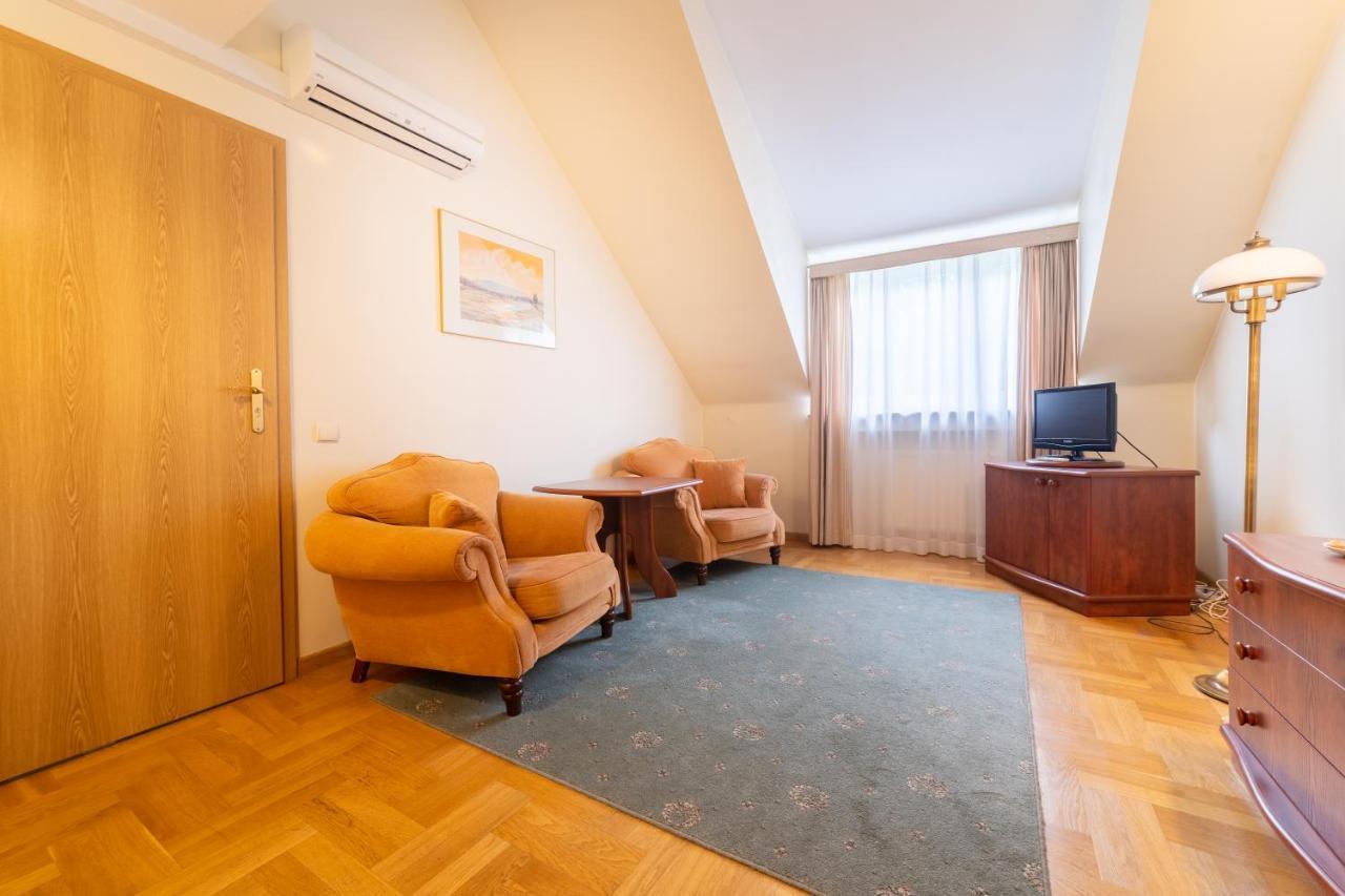 Palac Pod Kampinosem - Blisko Warszawy Leszno  Exteriér fotografie